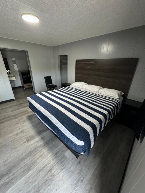 Acorn Motel - Black Mountain - image 14