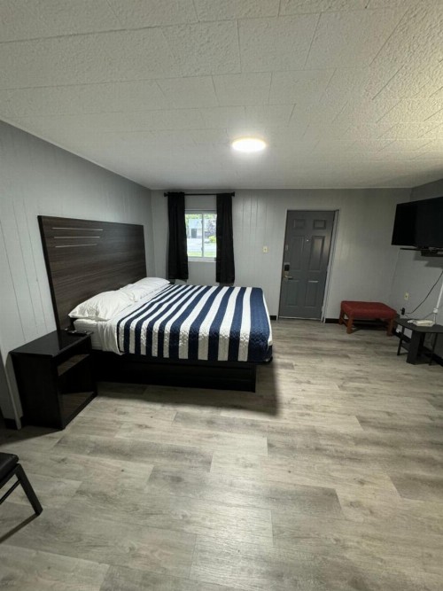 Acorn Motel - Black Mountain - image 17