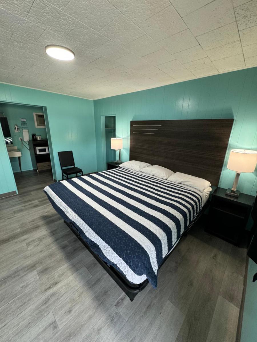 Acorn Motel - Black Mountain - image 2
