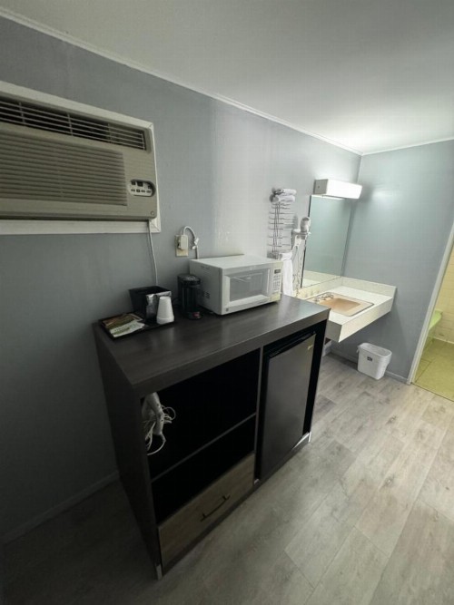 Acorn Motel - Black Mountain - image 9