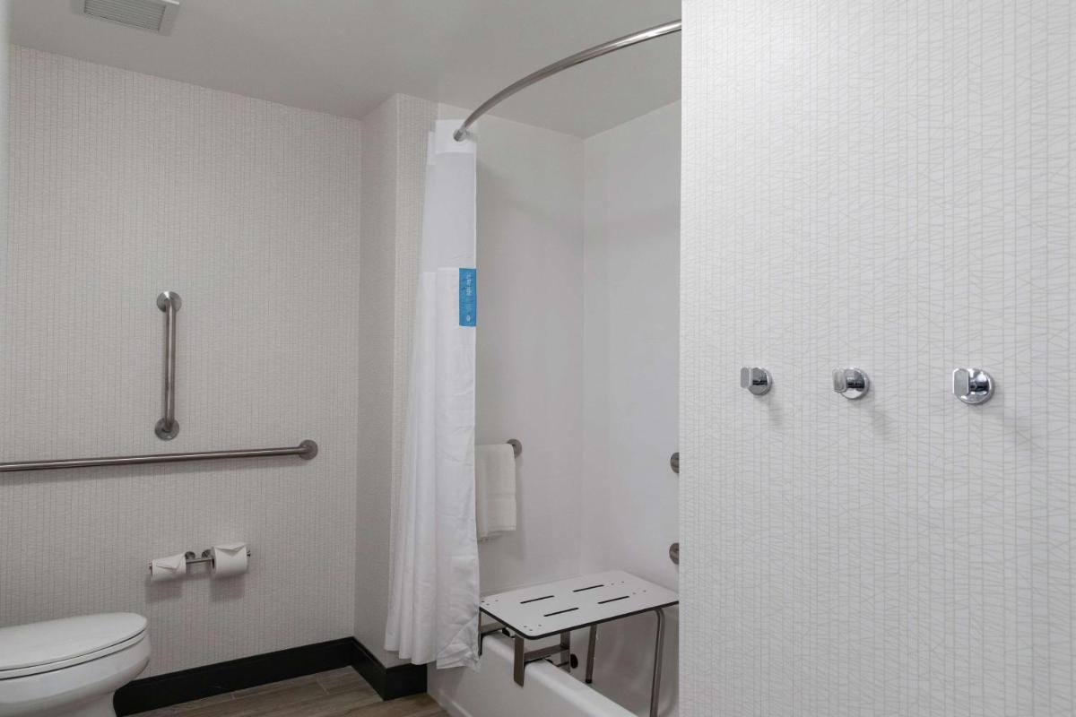 Hampton Inn Black Mountain - image 7