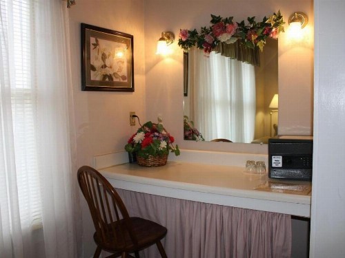 Red Rocker Inn - image 13