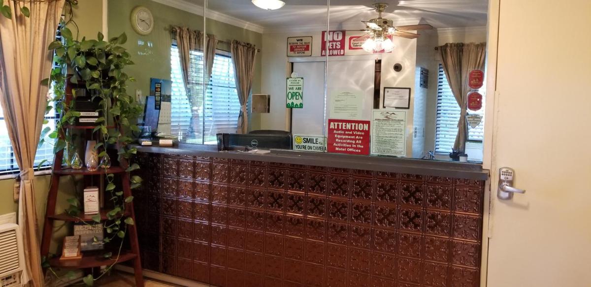 Sierra Crossing Motel - image 2