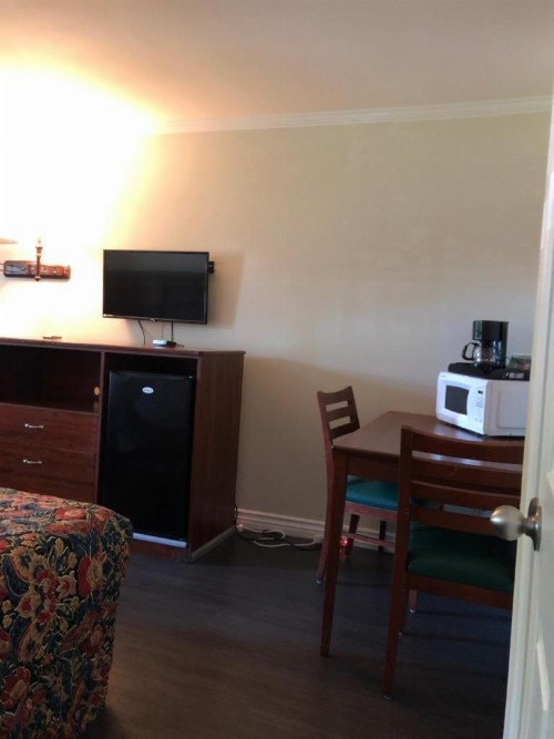 Sierra Crossing Motel - image 20