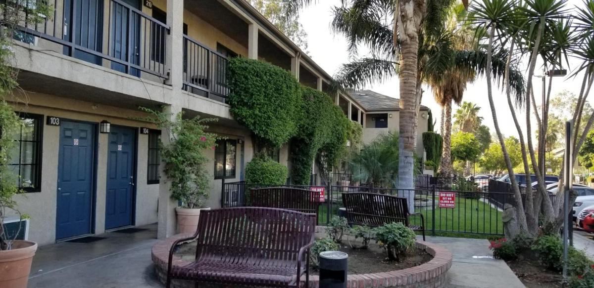 Sierra Crossing Motel - image 5