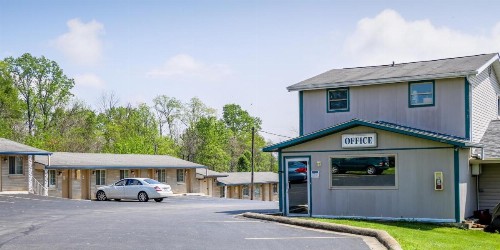 Economy Inn Bloomington - image 10