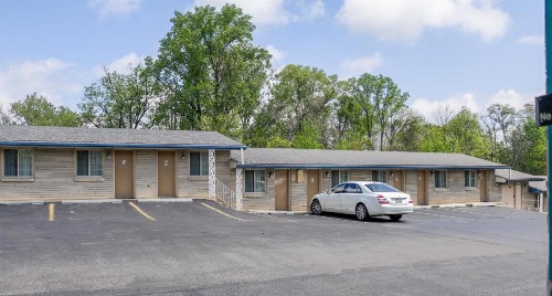 Economy Inn Bloomington - image 11