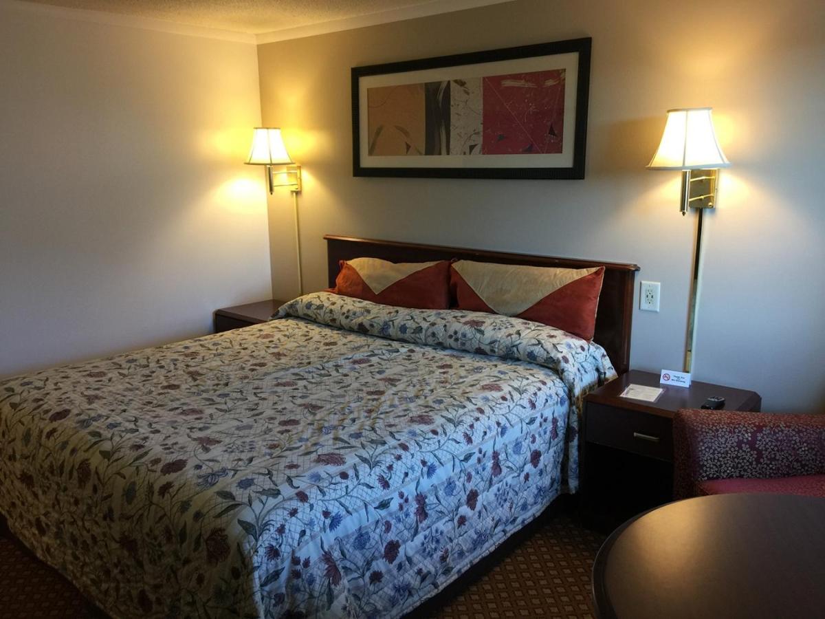 Economy Inn Bloomington - image 2