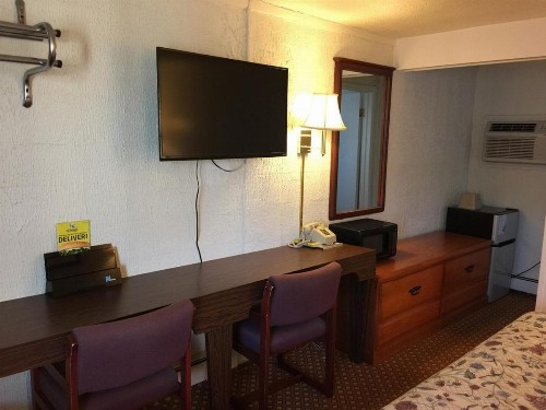Economy Inn Bloomington - image 3