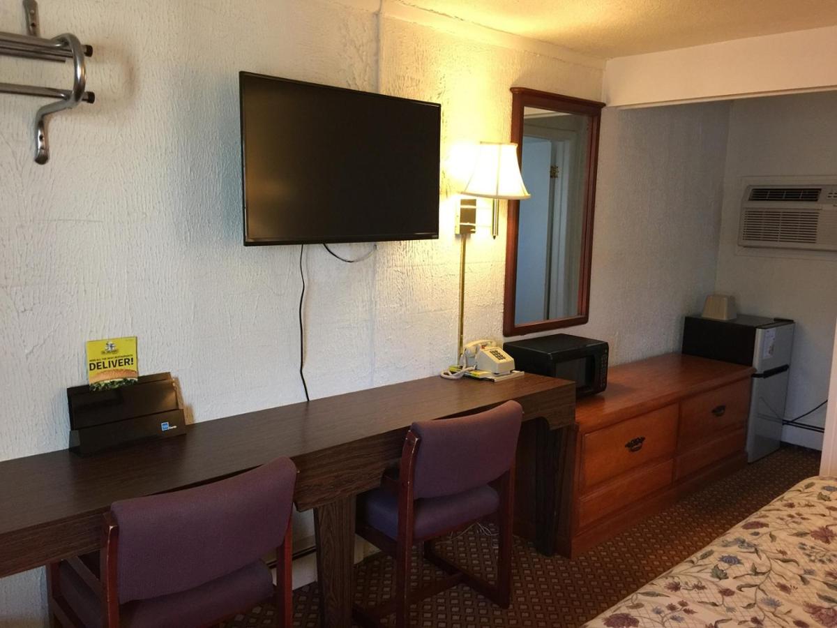Economy Inn Bloomington - image 3