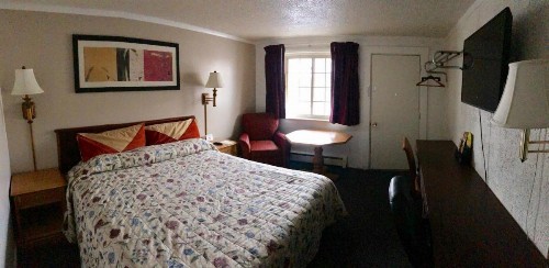 Economy Inn Bloomington - image 7