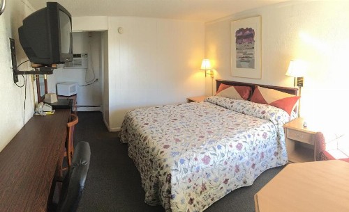 Economy Inn Bloomington - image 8