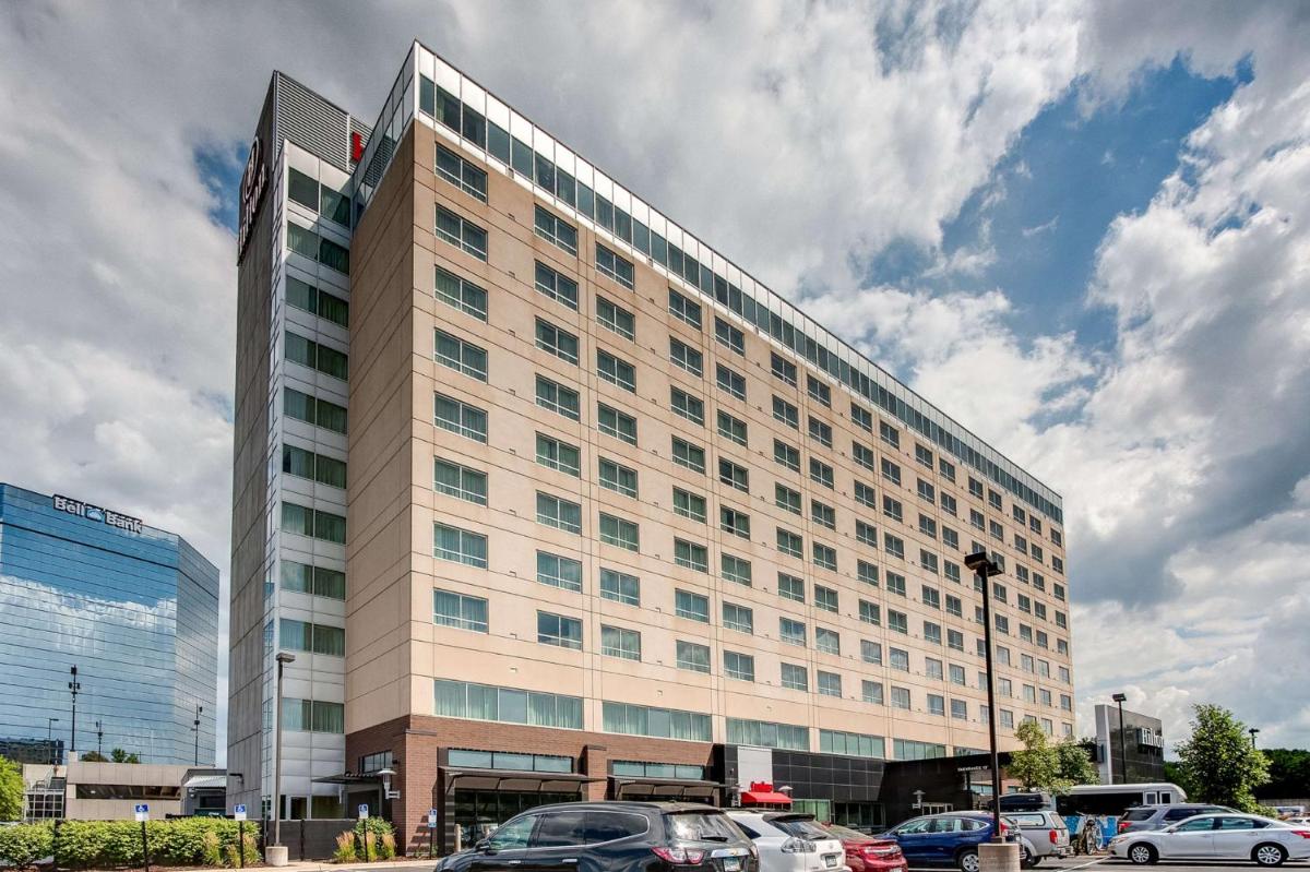 Hilton Minneapolis Bloomington - image 2