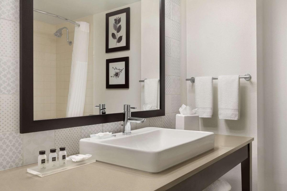 Country Inn & Suites by Radisson Bloomington at Mall of America MN - image 5