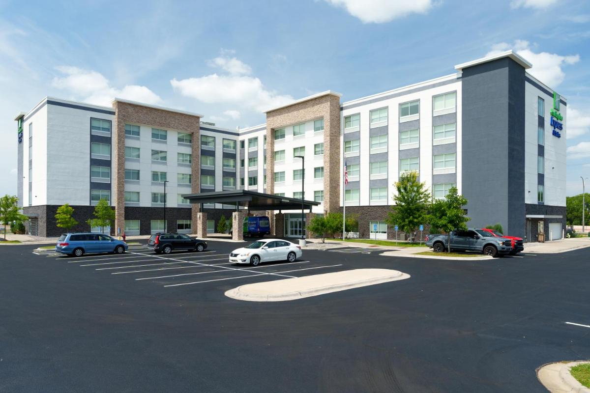 Holiday Inn Express & Suites - Mall of America - MSP Airport an IHG Hotel - image 2