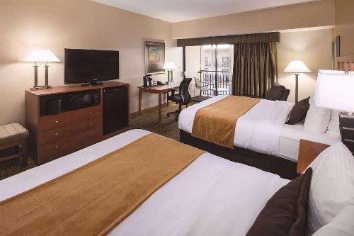 Best Western Plus Bloomington Hotel - image 14