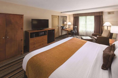 Best Western Plus Bloomington Hotel - image 19