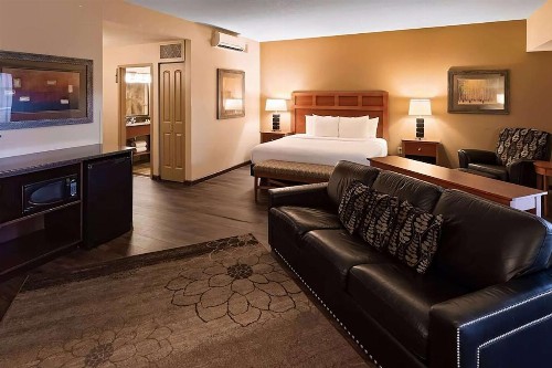 Best Western Plus Bloomington Hotel - image 24