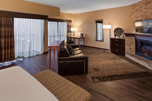 Best Western Plus Bloomington Hotel - image 25