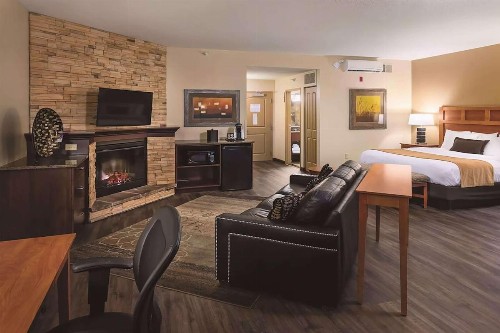 Best Western Plus Bloomington Hotel - image 26