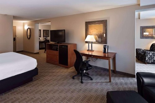 Best Western Plus Bloomington Hotel - image 30