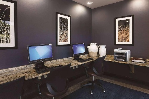 Best Western Plus Bloomington Hotel - image 32