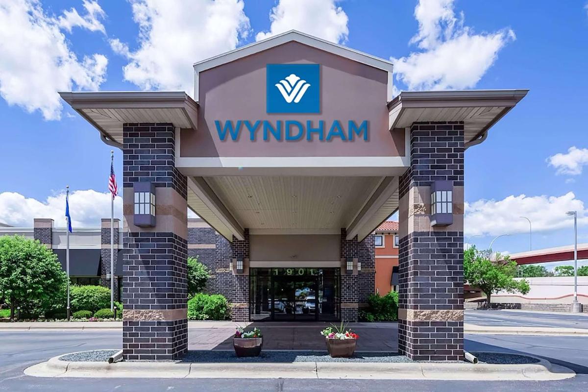 Best Western Plus Bloomington Hotel - image 4
