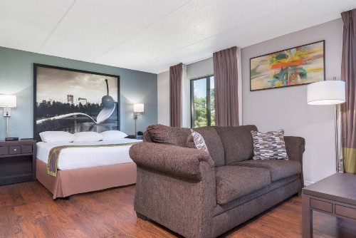 Super 8 by Wyndham Bloomington/Airport - image 17