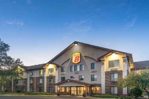 Super 8 by Wyndham Bloomington/Airport - image 27