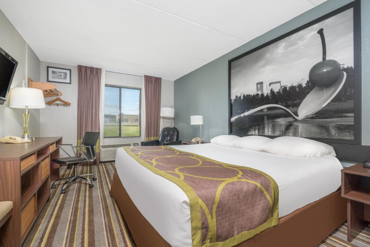 Super 8 by Wyndham Bloomington/Airport - image 3