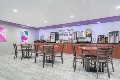 Super 8 by Wyndham Bloomington/Airport - image 31