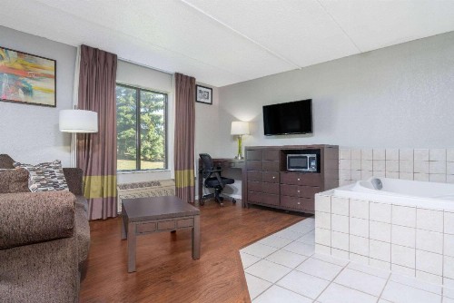 Super 8 by Wyndham Bloomington/Airport - image 35