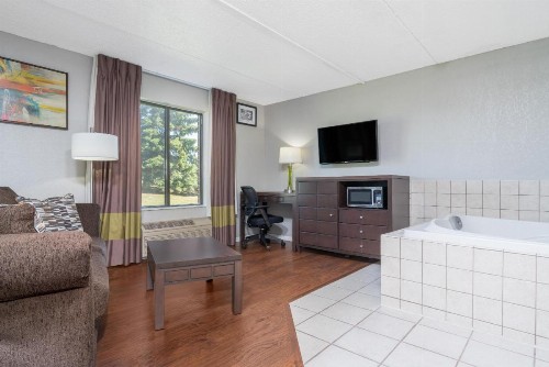 Super 8 by Wyndham Bloomington/Airport - image 5
