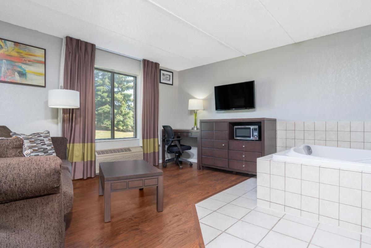 Super 8 by Wyndham Bloomington/Airport - image 5