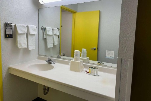 Super 8 by Wyndham Bloomington/Airport - image 6