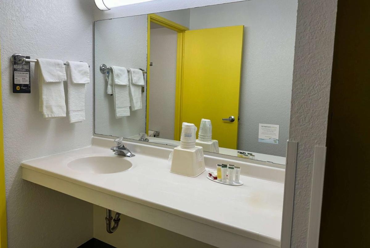 Super 8 by Wyndham Bloomington/Airport - image 6