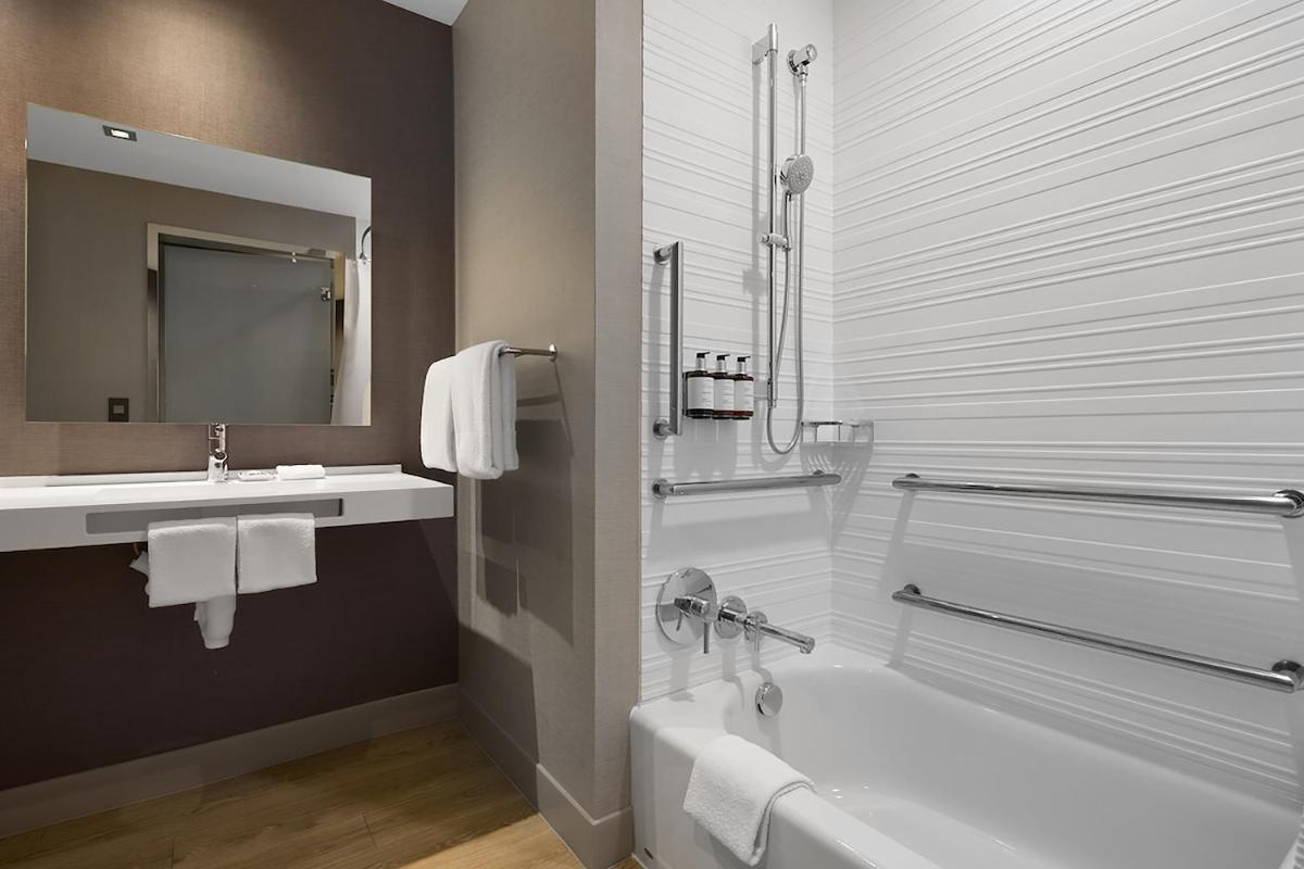 AC Hotel by Marriott Bloomington Mall of America - image 2