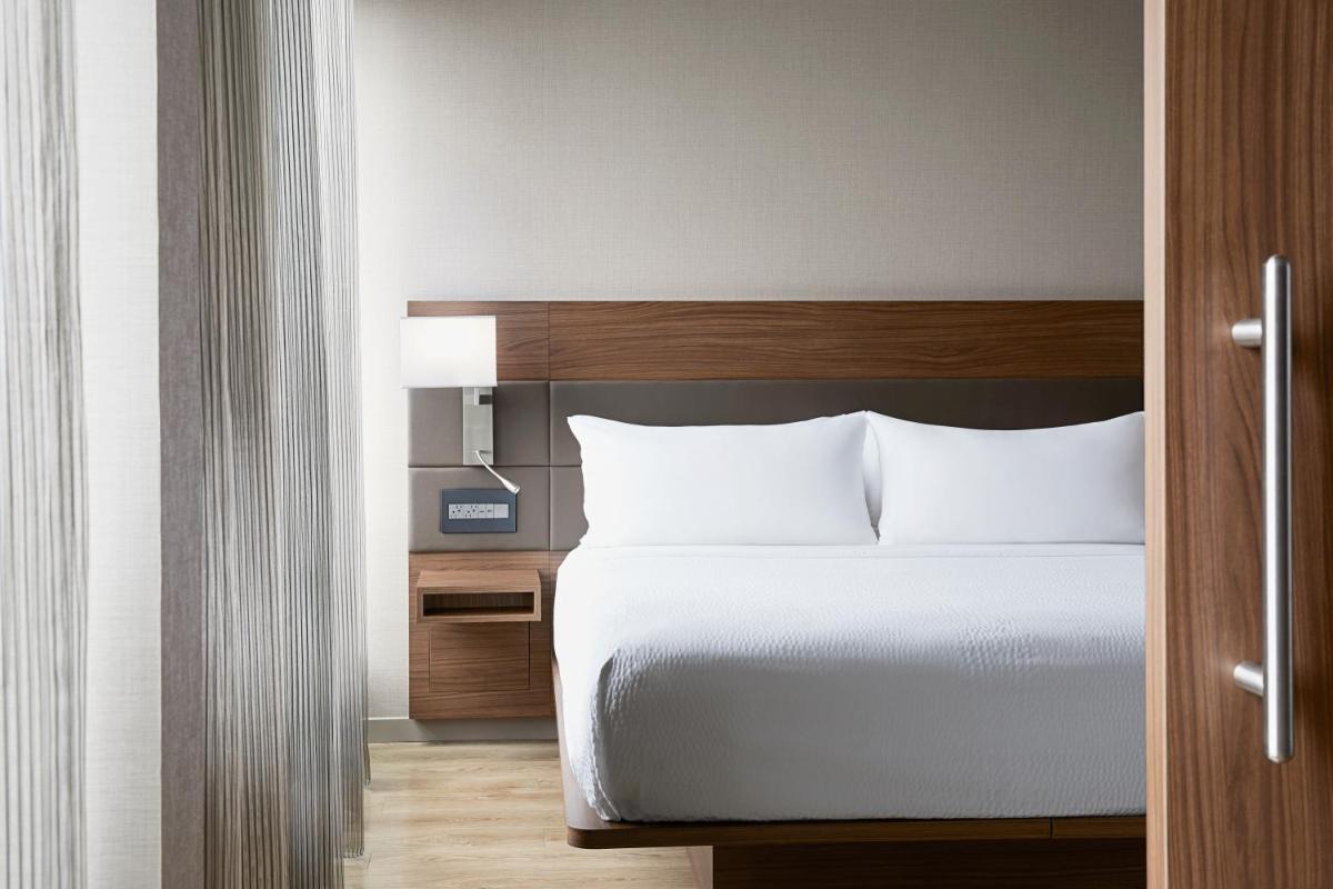 AC Hotel by Marriott Bloomington Mall of America - image 6
