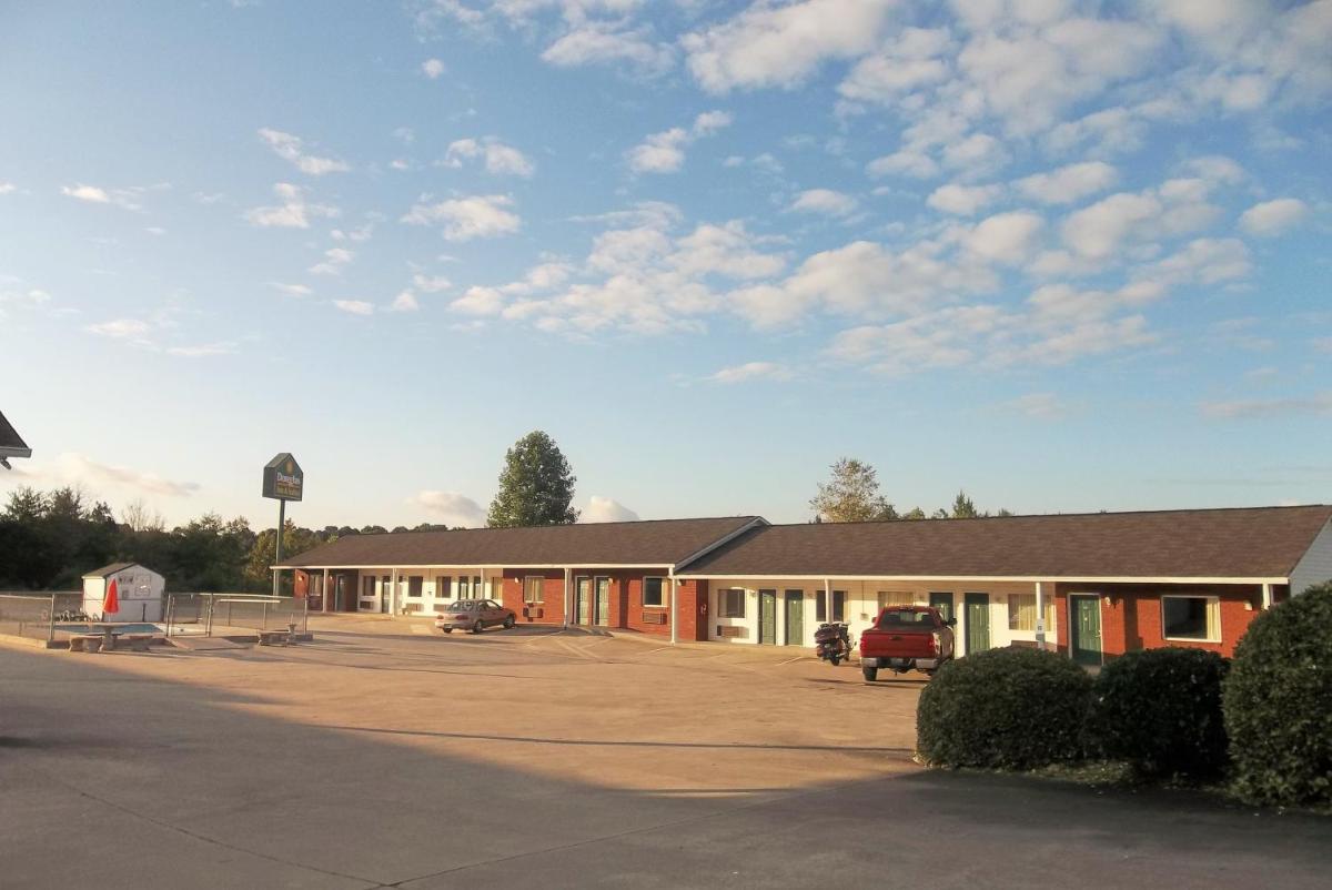 Douglas Inn & Suites Blue Ridge GA - image 2