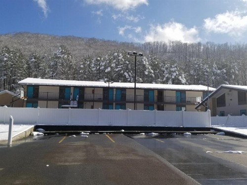 Blue Ridge Rustic Inn - image 49