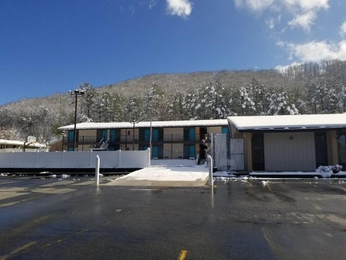 Blue Ridge Rustic Inn - image 50