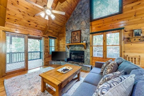 Lucilles Creekside Hideaway - image 10