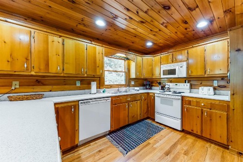 Lucilles Creekside Hideaway - image 11