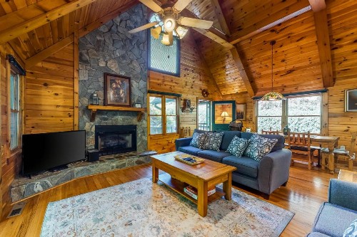 Lucilles Creekside Hideaway - image 6