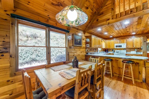 Lucilles Creekside Hideaway - image 8