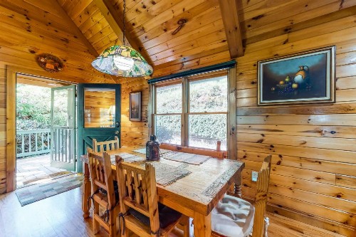 Lucilles Creekside Hideaway - image 9