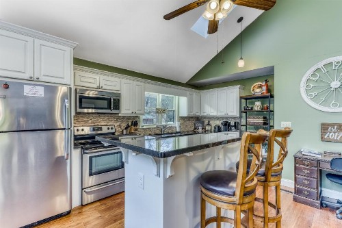 Creekside Retreat - image 10