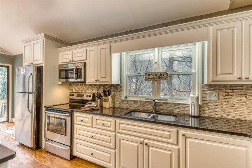 Creekside Retreat - image 9