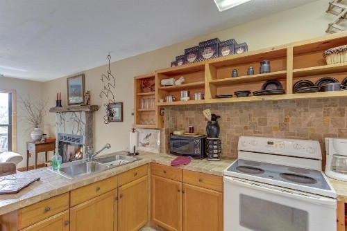 Hemlock Hideaway - image 12