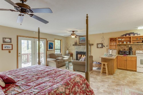 Hemlock Hideaway - image 4